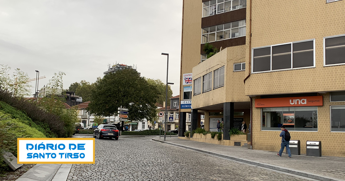 Carros A Circular Em Contram O Em Rotunda Entrada De Santo Tirso