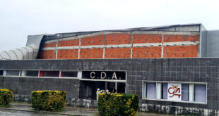 Revestimento da fachada do Pavilhão do Desportivo das Aves arrancado devido ao vento